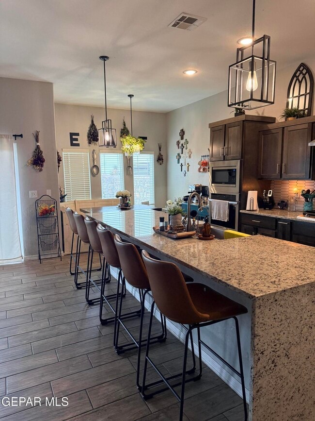 Building Photo - 548 La Entrada Cir