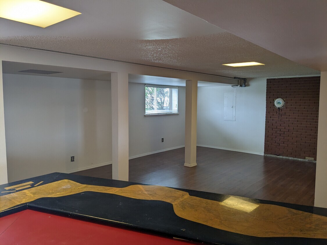 Foto principal - 408 W B St