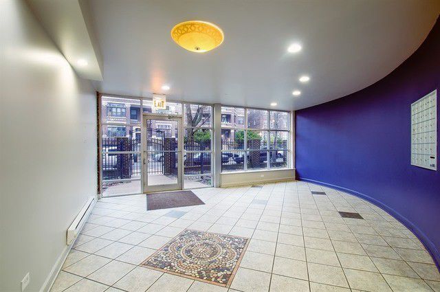 Building Photo - 5854 N Kenmore Ave