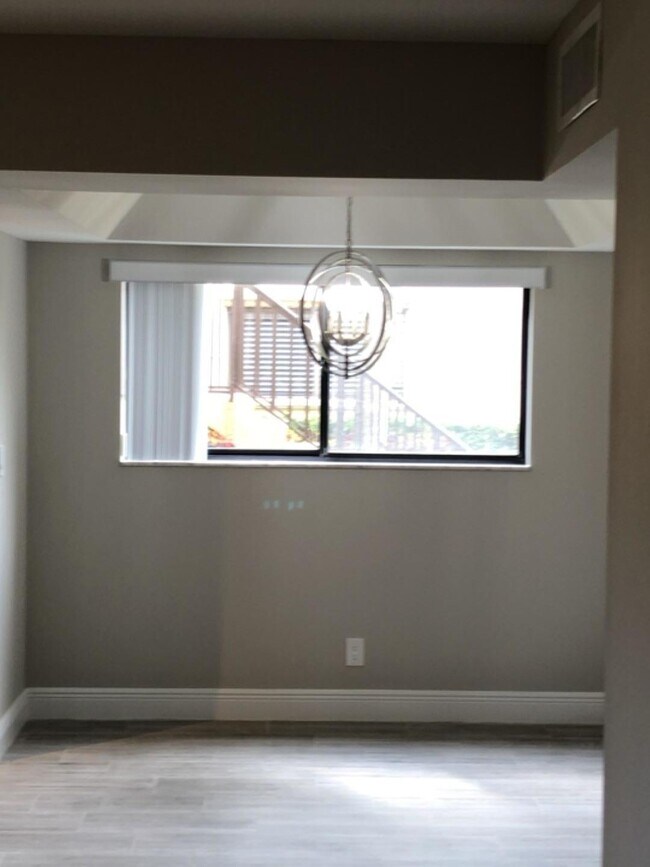 Foto del edificio - 15090 Ashland Pl