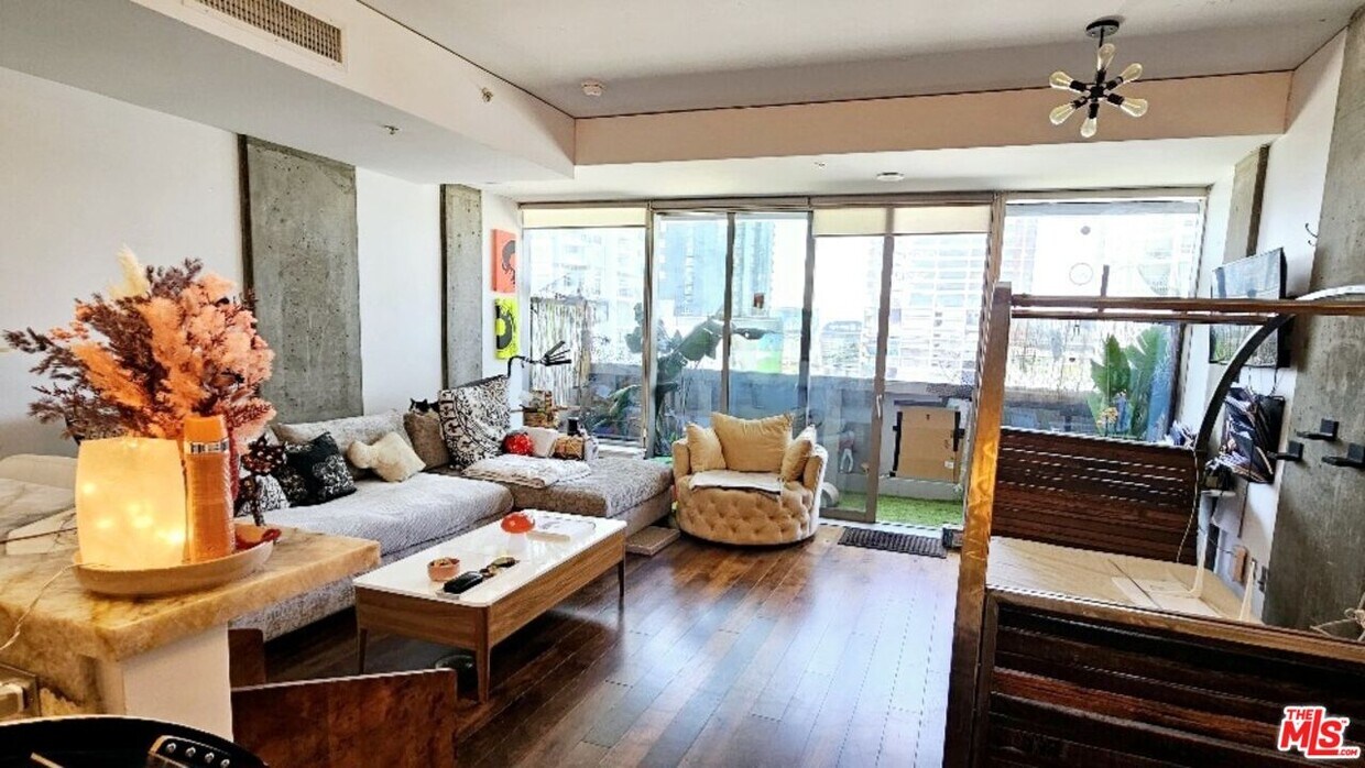 Foto principal - 1155 S Grand Ave