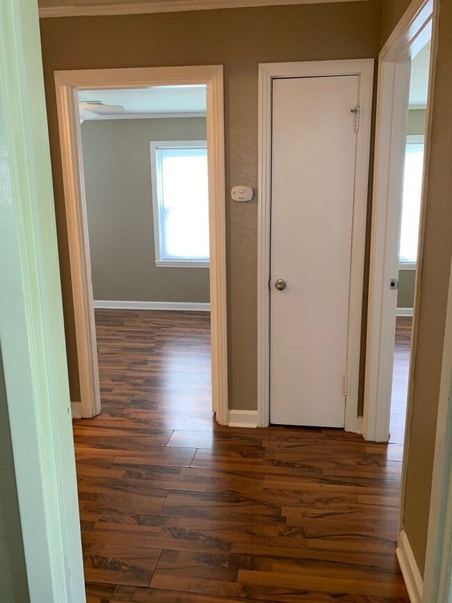 Building Photo - 2bed/1bath House NEW PAINT!