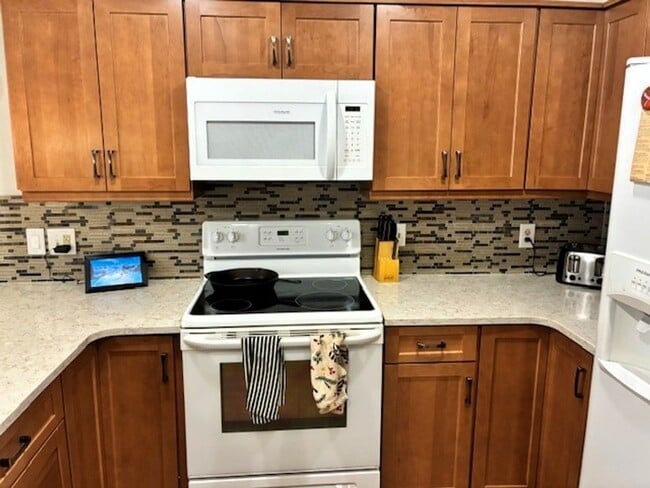 Building Photo - Long Term Rental- Lagoon Townhomes 738D