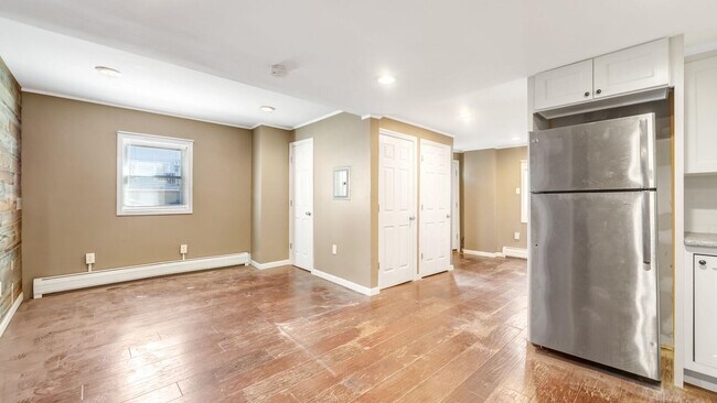 Building Photo - 49 Coles St