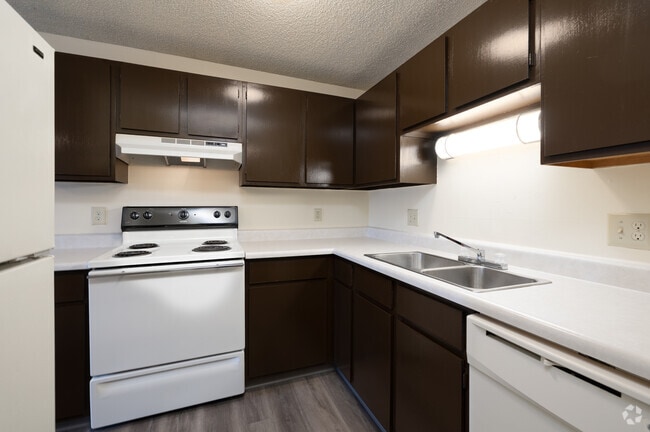 1BR, 1BA - 651SF - Kitchen - Candlewood Apartments