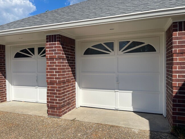 Building Photo - PRICE DROP & 1/2 OFF FIRST MONTH'S RENT/ G...