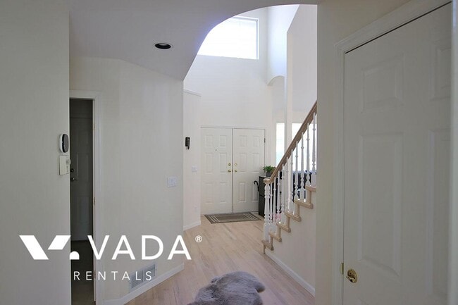 Building Photo - 1572 Salal Crescent