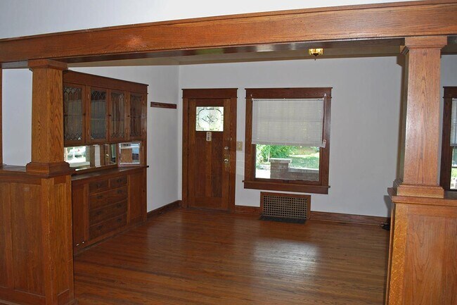 Building Photo - 403 E Smith Ave