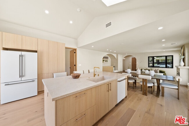 Building Photo - 14742 Weddington St