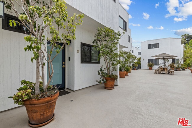 Building Photo - 2500 Abbot Kinney Blvd