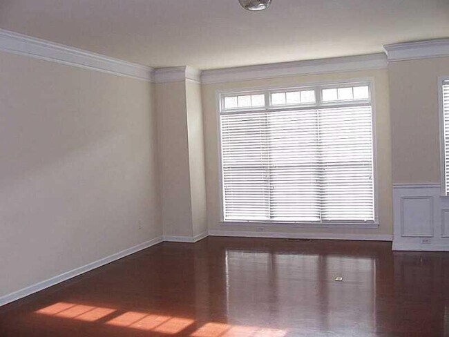 Building Photo - 11040 Brunson Dr
