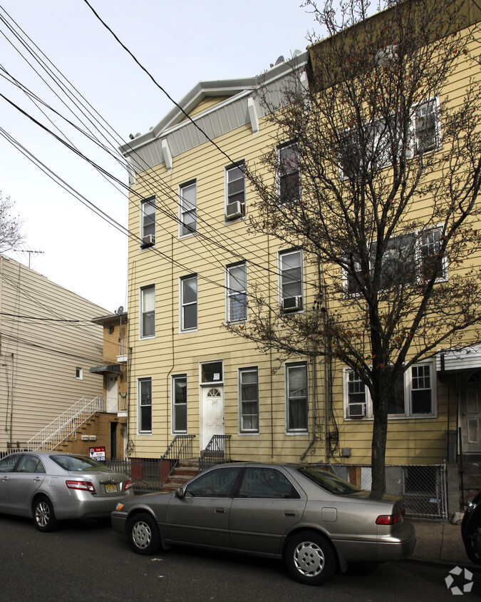 Building Photo - 128 St Pauls Ave