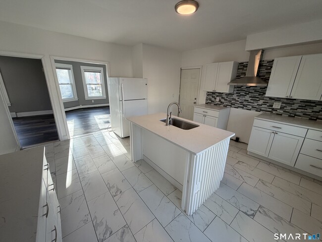 Building Photo - 402 Allen St