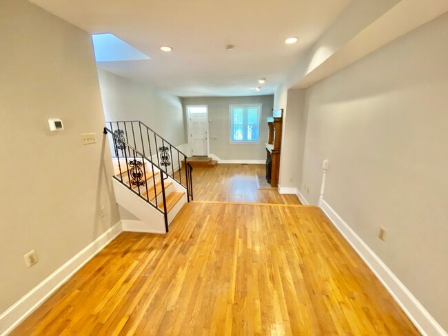 Building Photo - Chic Shaw Townhouse 2bd/2.5 bath with Deco...