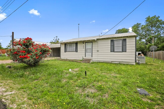 Building Photo - QUAINT 2 Bed, 1 Bath Home in Blue Ridge!!