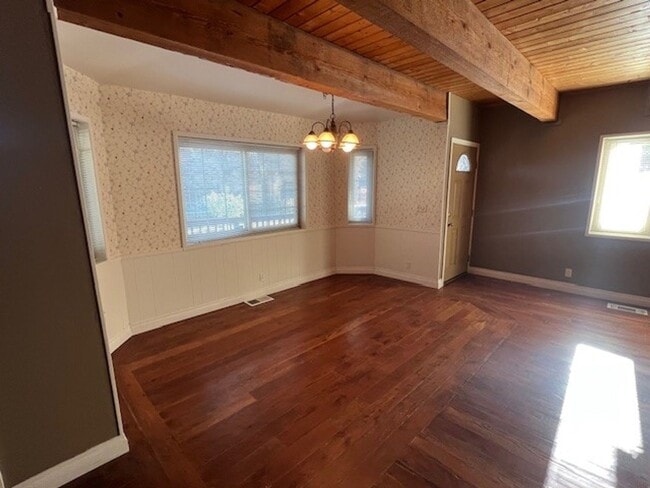 Foto del edificio - Charming Frazier Park Home Filled With Natural Light