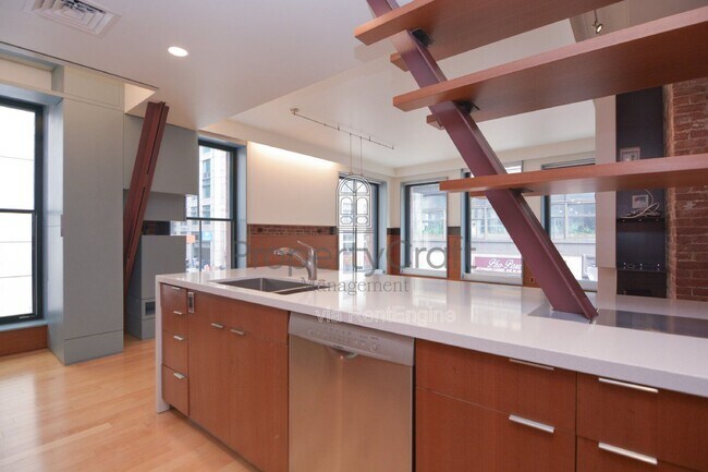 Building Photo - 8 Lagrange St
