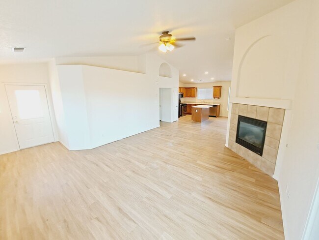 Foto del edificio - 4 bed home available in Huning Ranch! MOVE IN SPECIAL! 1/2 OFF 1ST MONTHS RENT