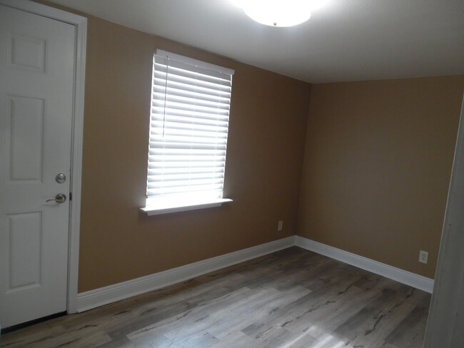 Building Photo - RECENTLY UPDATED 2 BEDROOM IN HARAHAN