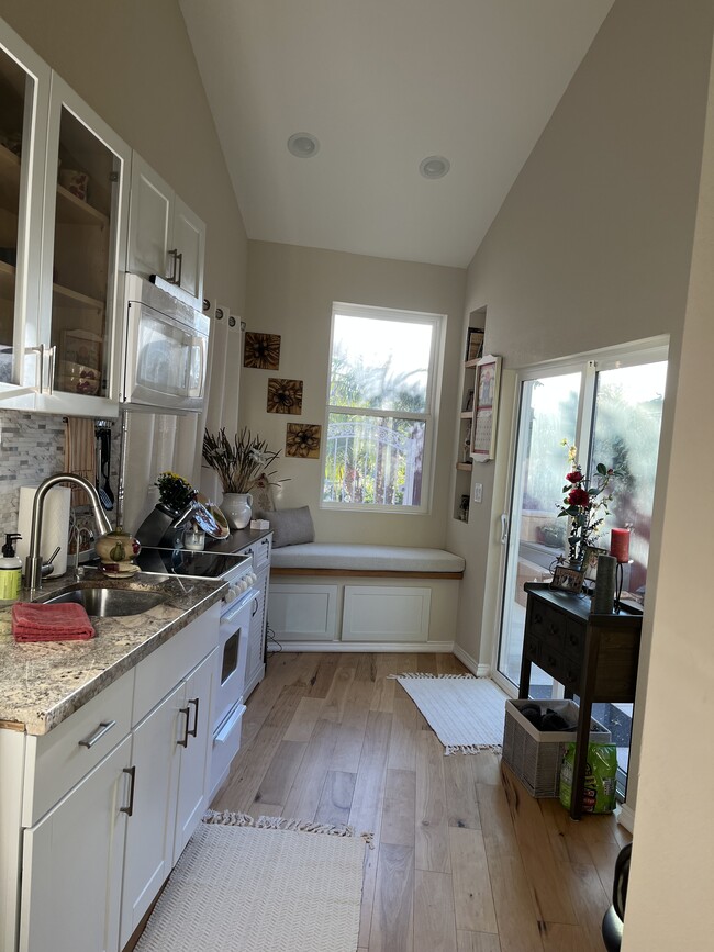 Building Photo - 6086 Palomar Cir
