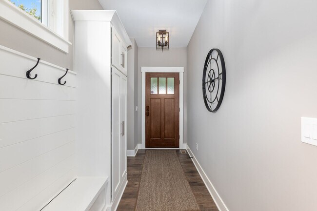 Building Photo - 4 bed 3.5 bath Mid Term Rental on Silver Lake in Rockford