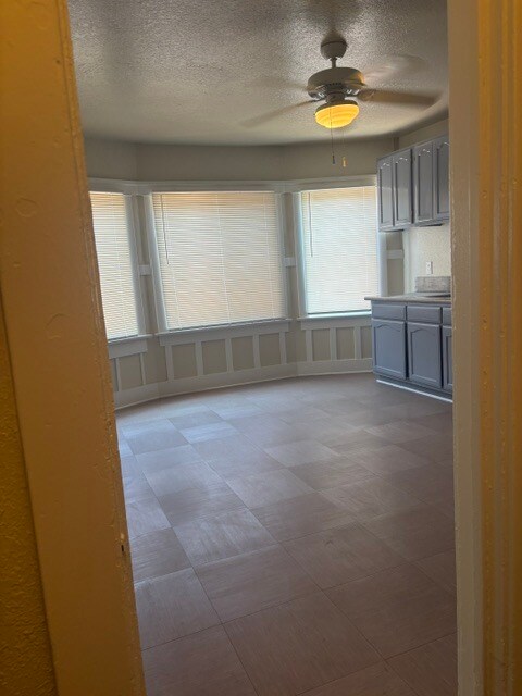 Foto del edificio - 828 1/2 W 40th Pl