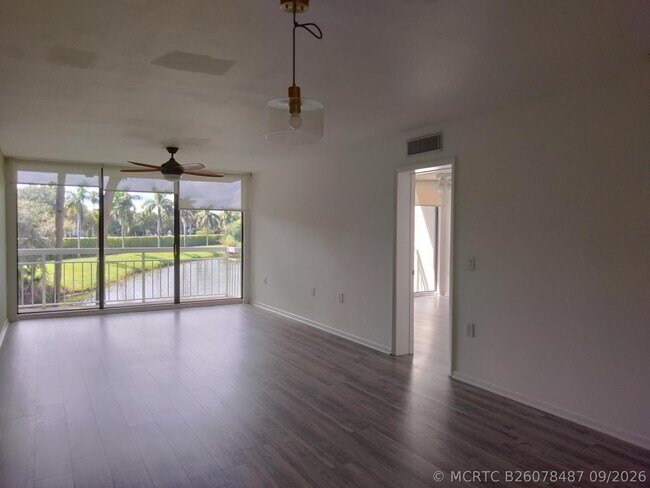 Foto del edificio - 2401 Village Blvd