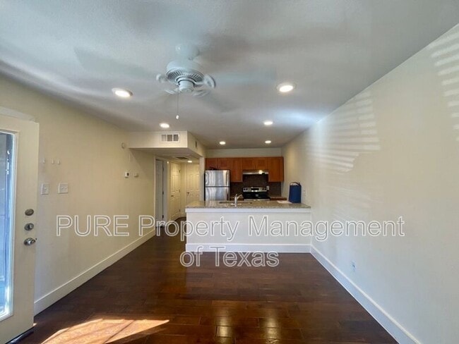 Building Photo - 909 Reinli St