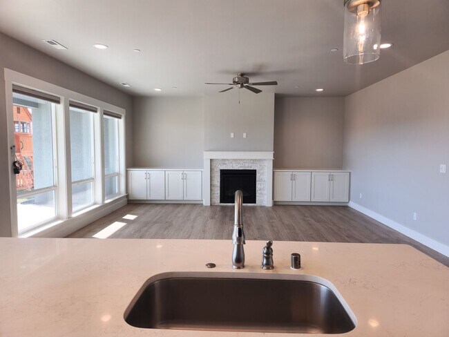 Foto del edificio - Massive 5 Bed Richland Home With 3-Car Gar...