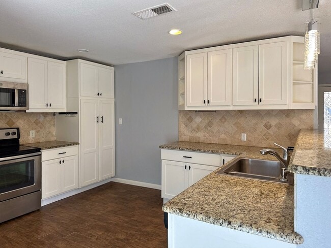 Lake Front 4 Bedroom / 2 Bath - Lake Front 4 Bedroom / 2 Bath House