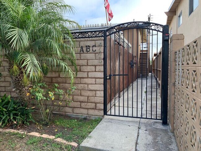 Building Photo - 745 Shalimar Dr