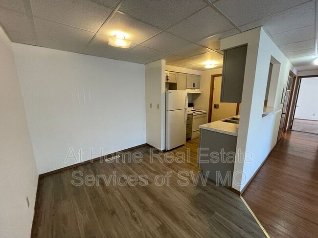 Building Photo - 723 E Bain St