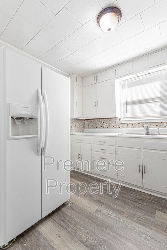 Building Photo - 2315 S Hawthorne Ave