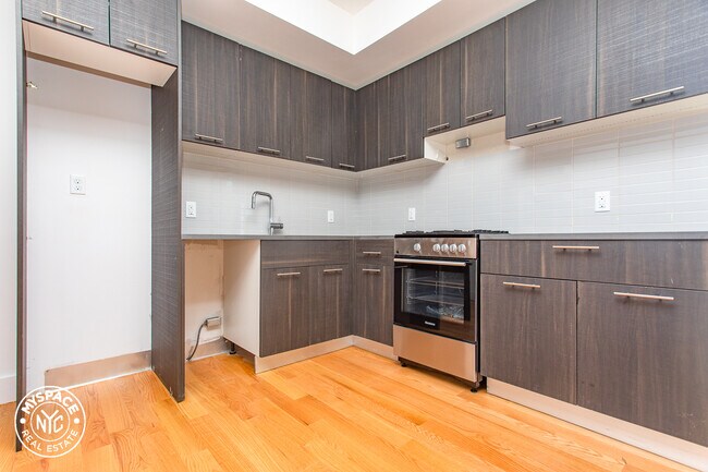 Building Photo - 169 Graham Ave