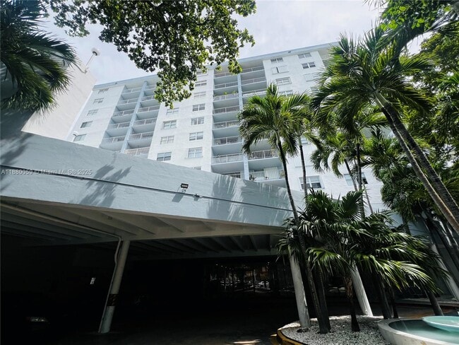 Building Photo - 6900 Bay Dr