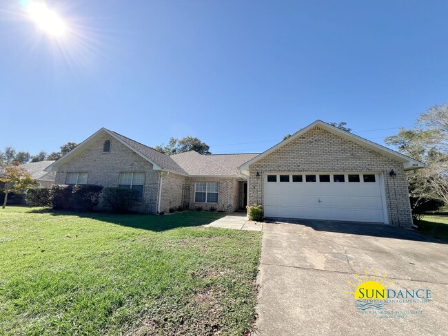 Building Photo - South Crestview Home with an Screen Enclos...