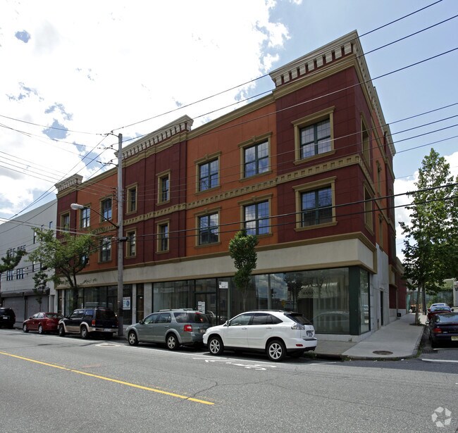 Primary Photo - 520-528 Bay St