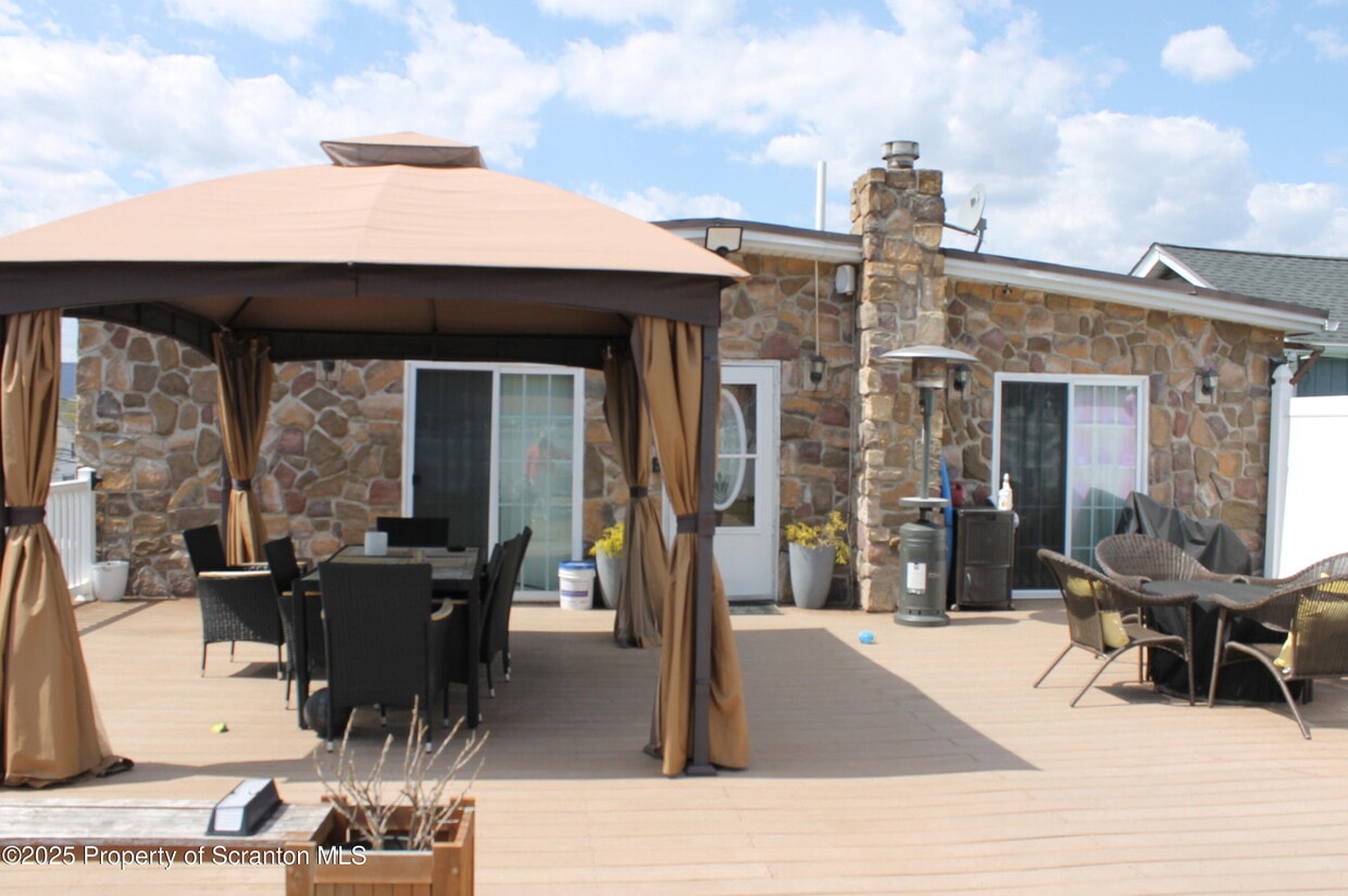 Primary Photo - 527 Cedar Ave