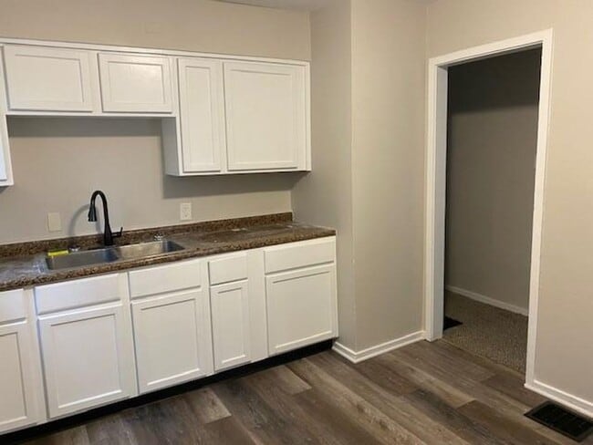 Building Photo - 4 Bedroom Home in Warren Township