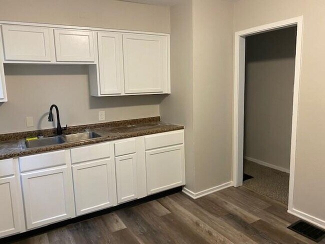 Foto del edificio - 4 Bedroom Home in Warren Township