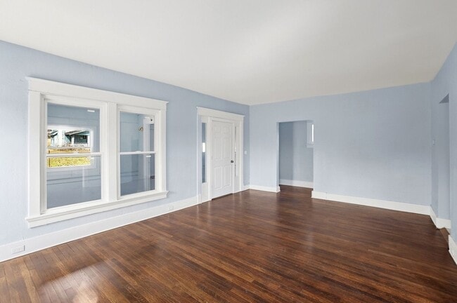 Building Photo - Newly Renovated Four Bedroom!