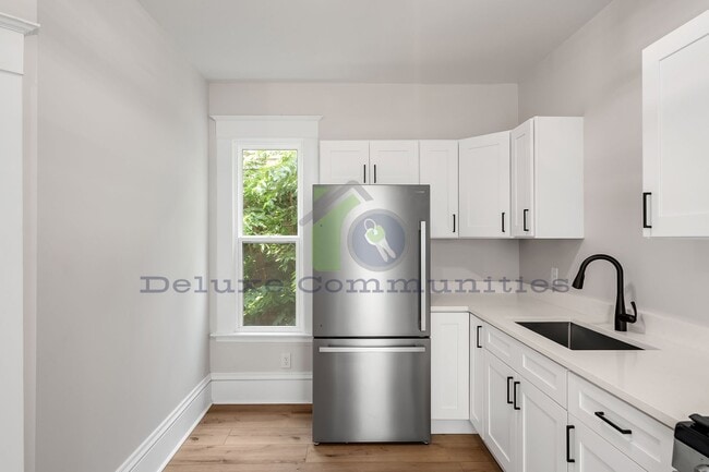 Building Photo - 606 Lafayette Ave NE