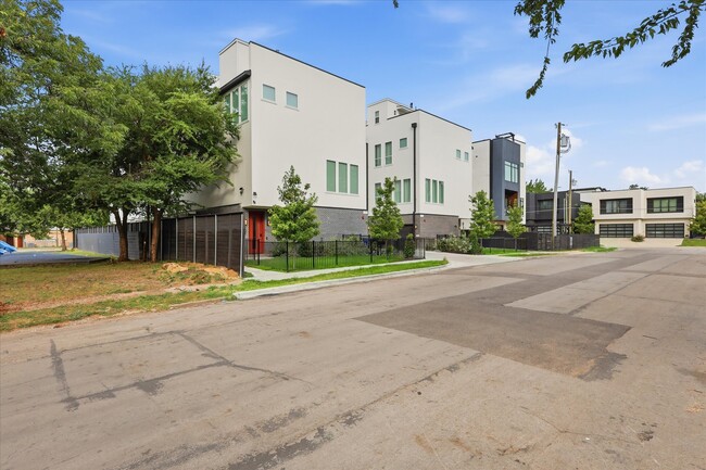 Building Photo - 2015 California Dr
