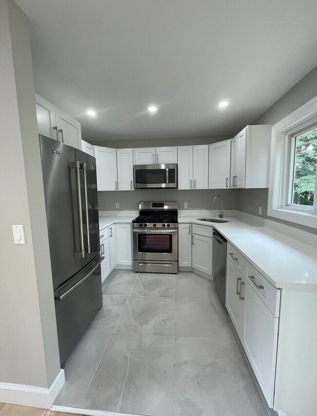 Building Photo - Beautiful 4 Bedroom 3 Bathroom Home for Re...