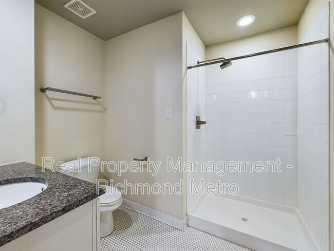 Building Photo - 815 Perry St