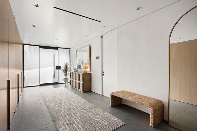 Foto del edificio - 1807 Blue Heights Dr