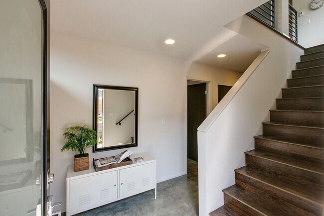 Building Photo - 3 br, 2.5 bath House - 2015 Boylston Ave E