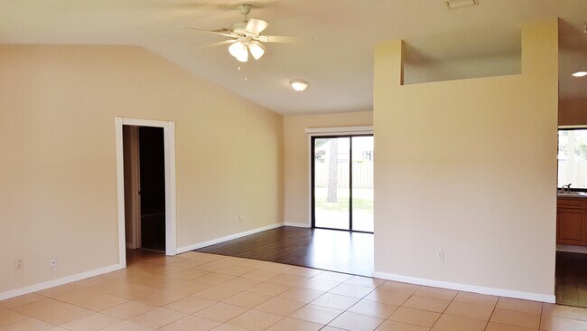 Foto del edificio - 356 NW Placid Ave