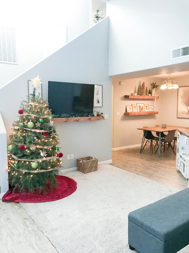 Building Photo - 3 bedroom, 2 bath townhome, end unit, grea...