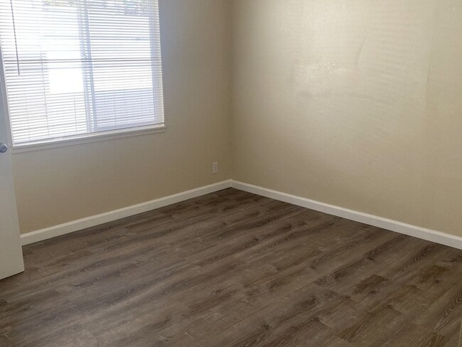 Building Photo - 1 bedroom, 1 bathroom unit available in a ...